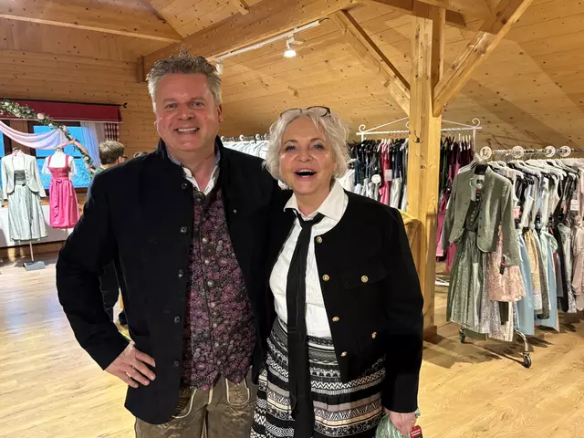 Edgar und Michaela Wernbacher bei der Eröffnung des neuen Trachten-Outlets "Best Fash – bist fesch" im ersten Stock ihres Trachtenhauses in St. Barbara. | Foto: Koidl
