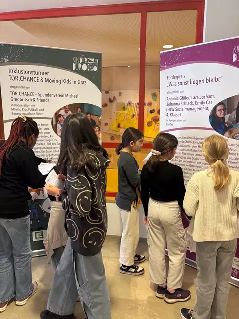 Die 4. Klasse der VS Schönau erkundete bereits die Ausstellung am Eröffnungstag. | Foto: Kinderbüro