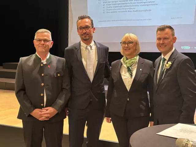 Angelobung nach der Sitzung: Vizebürgermeister René Kniewallner (SPÖ) mit Vizebürgermeister Jochen Pießnegger (ÖVP), BH Karin Wiesegger-Eck und dem neuen FPÖ-Bürgermeister Daniel Kos | Foto: Waltraud Fischer