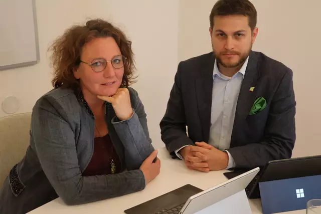 Grünen-Parteiobfrau Selina Prünster und Klubobmann Michael Diller Hnelozub verkünden: "Wir nehmen zukünftig nicht mehr an den Ausschüssen teil." | Foto: Kathrin Schauer