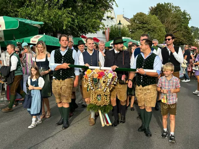Tausende Wienerinnen und Wiener werden in Dirndl und Lederhose die Döblinger Weinkultur und ihre Winzer beim Kirtag in Neustift am Walde feiern. Wer als Standlerin oder Standler dabei sein mag, kann sich jetzt bewerben.  | Foto: Barbara Schuster/MeinBezirk