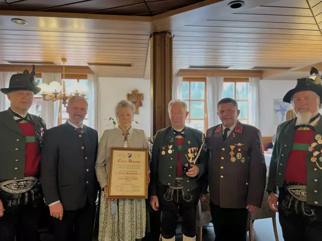 Vlnr.: Schützenhauptmann Peter Holleis, BGM Erich Czerny, Maria Bachmaier, Ehrenhauptmann Georg Bachmaier, VBGM Hannes Lercher und Schützenhauptmann-Stvellvertreter Ronald Bachmaier. | Foto: Gemeinde Krimml