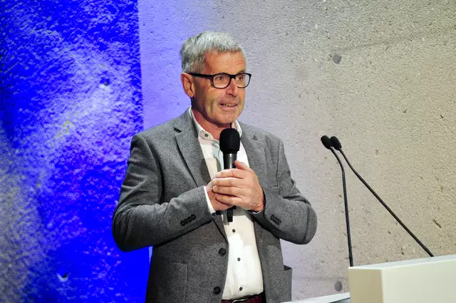 Anton Steixner berichtete von einem anfänglich eher steinigen Weg, der zur Umsetzung eines Vorzeigeprojekts in Sachen Energiewende führte. | Foto: Hassl