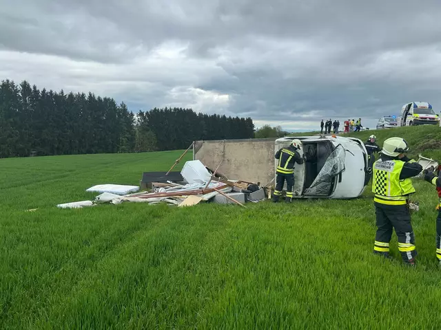 Der Kleinbus kam von der Straße ab und überschlug sich – zwei Personen wurden verletzt ins Krankenhaus gebracht. | Foto: Bfkdo Amstetten / FF Behamberg