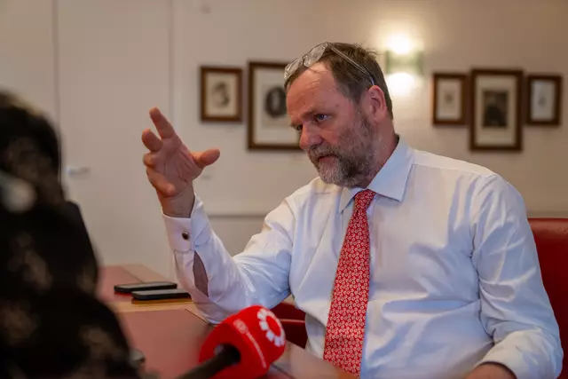 Sepp Schellhorn: Es geht um Widersprüchlichkeiten, zum Beispiel bei behördlichen, gewerberechtlichen Genehmigungen, etwa, ob eine Treppenfliese glatt oder rutschfest sein muss.  | Foto: Gilian Scharf