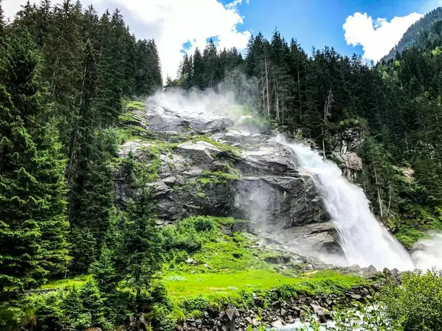 Ein Muttertag im Pinzgau ist ein Erlebnis für alle Sinne: Das Rauschen der Wasserfälle, das satte Grün der Almwiesen und das beeindruckende Panorama der Dreitausender machen diesen Tag zu etwas ganz Besonderem. | Foto: Tourismusverband Krimml