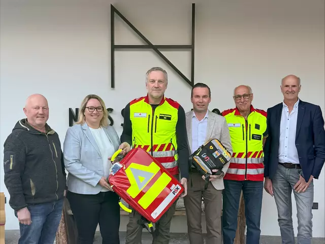 Dank der finanziellen Unterstützung des Kinderhotels Waldhof und des Hotels Nesslerhof kann mit Christian Kreuzer ein weiterer First Responder für Großarl und Hüttschlag bereitgestellt werden. (v.l.n.r.) Hans Toferer (Bürgermeister Hüttschlag), Christine Prommegger (Waldhof), Christian Kreuzer (First Responder), Hermann Neudegger (Nesslerhof), Peter Riepler (Bezirksrettungskommandant St. Johann), Johann Ganitzer (Bürgermeister Großarl) | Foto: Rotes Kreuz Salzburg