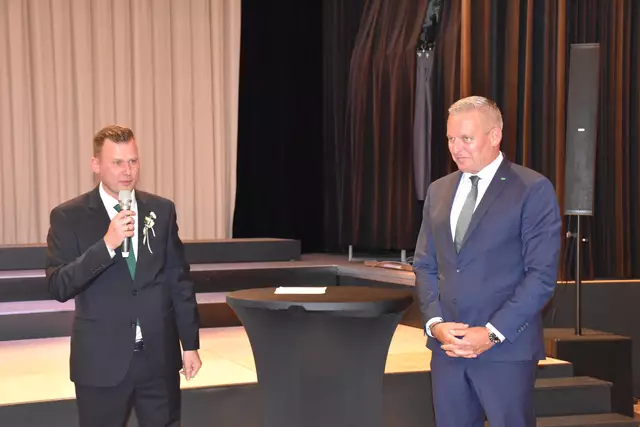Daniel Kos (l.) "färbt" Leibnitz blau um. LH Mario Kunasek freut sich über den ersten FPÖ-Bürgermeister in einer steirischen Bezirksstadt. | Foto: Waltraud Fischer