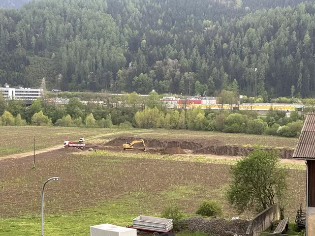 Die Bautätigkeiten haben begonnen. Derzeit wird ein Lärmschutzwall errichtet, um die erforderlichen Auflagen zu erfüllen.  | Foto: MeinBezirk