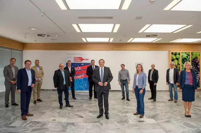 Bezirksstellenobmann von St. Pölten Mario Burger mit seinem Team der WKNÖ.  | Foto: Tanja Wagner