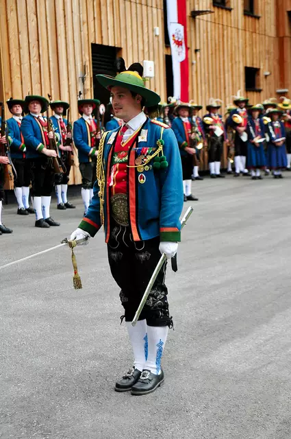 Bundesmajor Alexander Haider führte das Gesamtkommando bei Festakt am Eingang zur Kaverne. | Foto: Hassl