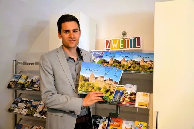 Vizebürgermeister Alexander Leutgeb präsentiert den neuen Gästezimmernachweis Zwettl-
Schweiggers in drei Sprachen. | Foto: Stadtgemeinde Zwettl