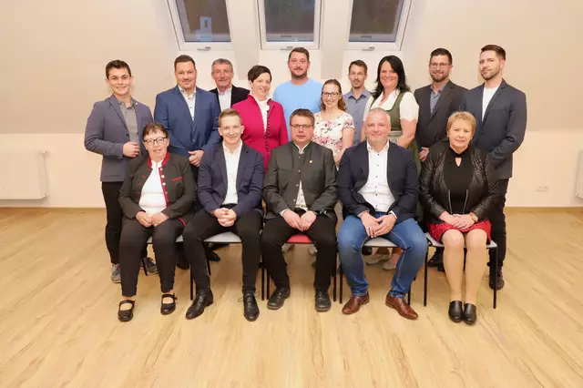 Der neue konstituierte Gemeinderat der Gemeinde Greinbach rund um Johann Schützenhöfer, Marco Korherr und Christian Kirchsteiger. | Foto: Alfred Mayer