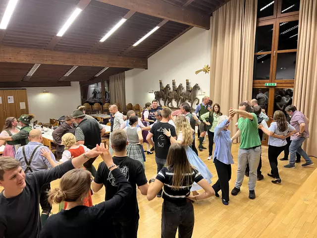 Bis zu 25 Tanzpaare nahmen am Volkstanzkurs in Bad Ischl teil. | Foto: Trachtenverein