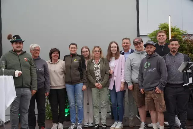 Das Team rund um Chef Rudi Tautermann (5. v. r) bei der Eröffnungsfeier des neuen Standortes am 24. April. | Foto: Johannes Brandner