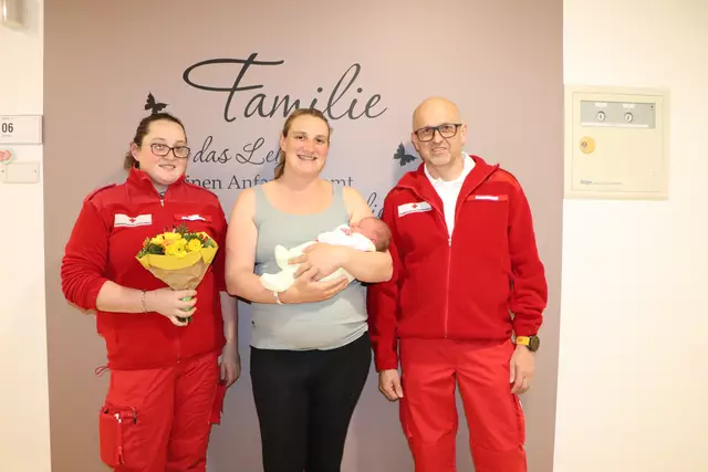 Die Rettungssanitäter Karin und Joachim mit Mutter Nadine und Sohn Raphael. | Foto: RK Ried