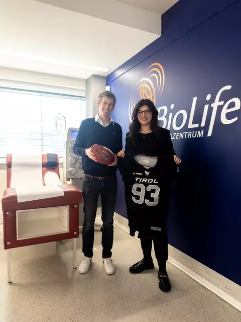 Das BioLife Plasmazentrum Innsbruck und die SWARCO RAIDERS Tirol verkünden eine neue Partnerschaft, um die Sichtbarkeit für Plasmaspenden zu stärken. | Foto: BioLife / SWARCO RAIDERS Tirol