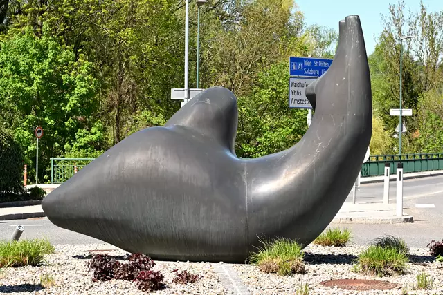 Bronzeplastik "Mann und Frau ruhend" von Albrecht Fürthner im Amstettner Ortsteil Allersdorf. | Foto: Hans-Peter Kriener