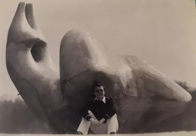Anno dazumal: Bildhauer Albrecht Fürthner vor seinem Werk "Mann und Frau ruhend" | Foto: Archiv Fürthner/Repro Kriener