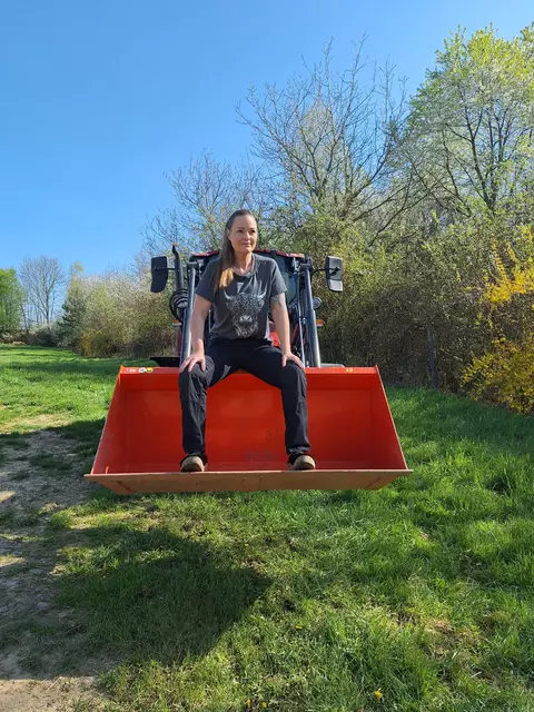 Besonders gern fährt Jasmin mit ihrem Traktor.