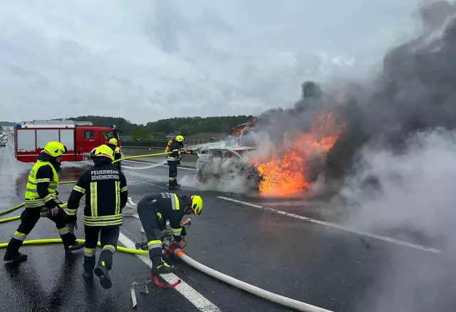 Die Löscharbeiten der Feuer gefangenen Fahrzeuge forderten die Floranis heraus.  | Foto: DOKU-NÖ