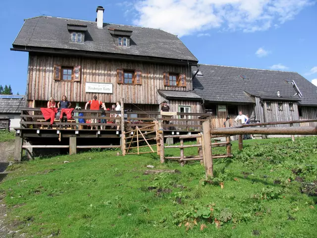 Die Neubergerhütte auf der Hinteralm war ein beliebtes Ziel und Ausgangspunkt für weitere Touren für Wanderinnen und Wanderer. | Foto: Naturfreunde Steiermark