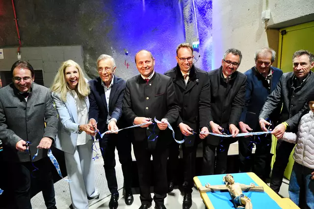 Geballte Kompetenz mit Band und Schere bei der symbolischen Eröffnung. Bgm. Toni Schiffmann, Bgm. Johanna Obojes-Rubatscher, Richard Rubatscher, LHStv. Josef Geisler, Bgm. Benedikt Singer, Bgm. Hans Motz, Bgm. Anton Bucher und Bgm. Pepi Giner (v.l.n.r.) | Foto: Hassl