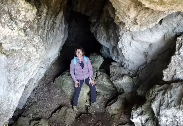 Wir inspizieren ein bisschen die Höhle.