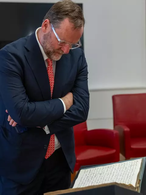 Der Staatssekretär vertieft sich in „Instruktionen für die Hofkammer“. | Foto: Gilian Scharf