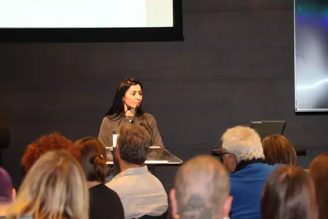 Meral Sevencan berichtete von barrierefreien Vorhaben in der Stadtgemeinde Kufstein, insbesondere im Rathaus.  | Foto: Nimpf