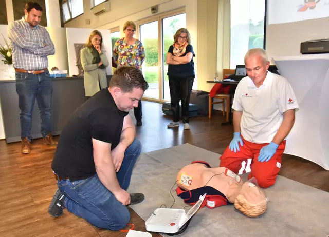 esucherinnen und Besucher legen selbst Hand an – Training am Defi. | Foto: Herbert Schleich