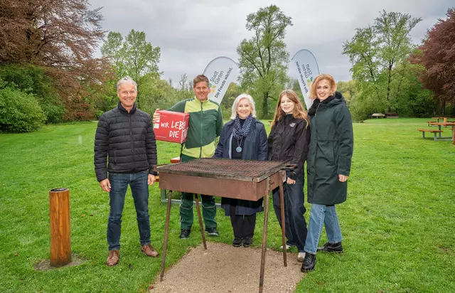 Grillen ab dem morgigen Samstag, 26. April 2025, möglich. Am Bild (v.l.n.r.): Christian Stadler Leiter der Stadtgärten, Wolfram Aufschnaiter (Stadtteilobergärtner Nord), Stadträtin Andrea Brandner, Roberta Jelinek (Jugendsprecherin der KPÖ) und Dzana Schütter (Jugendsprecherin der Bürgerliste). | Foto: Stadt Salzburg / Alexander Killer