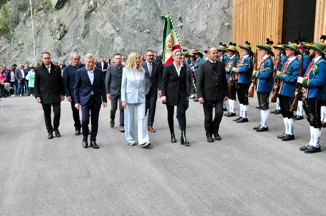 Ein Landesüblicher Empfang inklusive Abschreitung der Front eröffnete den Festakt. | Foto: Hassl