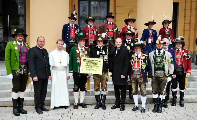 Ehrenmajor Bataillon Innsbruck Helmut Paolazzi im Kreise der vielen prominenten  Gratulanten. | Foto: Hassl