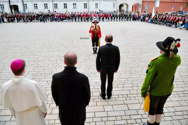 Major Andreas Raass – hier bei der Meldung an LHStv. Josef Geisler – befehligt das Schützenviertel Tirol Mitte. | Foto: Hassl