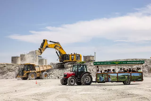 Am 9. Mai gibt es wieder die Gelegenheit Führungen durch das Zementwerk und den Steinbruch zu erleben. Außerdem ist für ein Kinderprogramm und Kulinarik gesorgt.  | Foto: Holcim (Österreich) Fotograf Robert Sommerauer