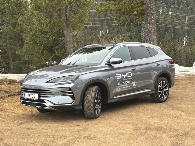 Der BYD Seal U DM-i setzt auf eine moderne, dynamische Optik und ist mit Voll-LED-Scheinwerfern mit Fernlichtassistent ausgestattet.