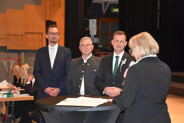 Bezirkshauptfrau Karin Wiesegger-Eck nahm die Angelobung der Führungsspitze vor. | Foto: Waltraud Fischer