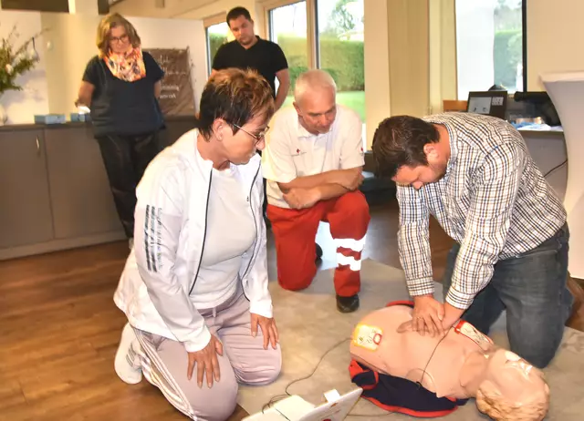 Bürgermeister Baier freut sich über die hohe Beteiligung und übt gleich selbst. | Foto: Herbert Schleich