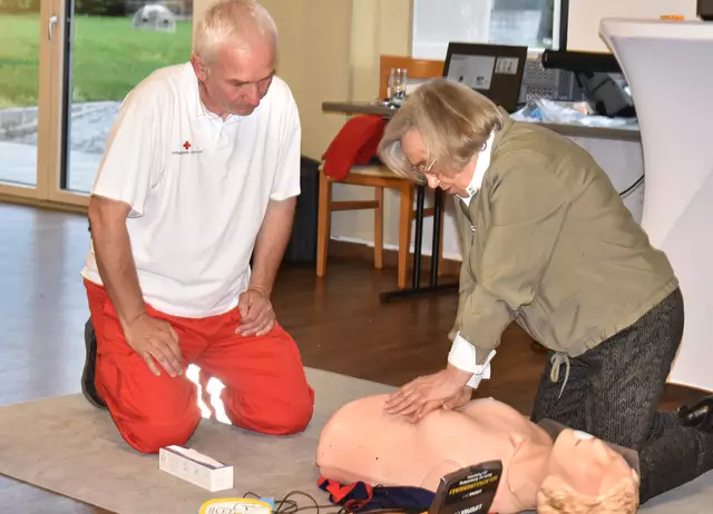 Veronika Gettinger übt die richtige Technik.
 | Foto: Herbert Schleich