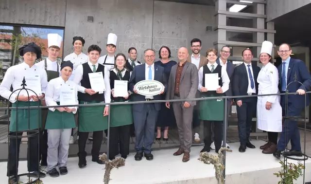 Gäste aus Wirtschaft und Tourismus zeigen sich begeistert vom Können der Nachwuchs-Gastronomen. | Foto: Herbert Schleich