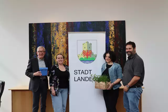 Bgm. Herbert Mayer, Nadine Falbesoner, Sabine Walter und Obmann Johannes Schönherr. | Foto: Seelos