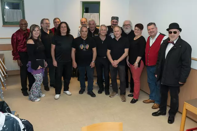 Die versammelten Künstler im Backstage-Bereich kurz vor dem gemeinsamen Auftritt. | Foto: Santrucek