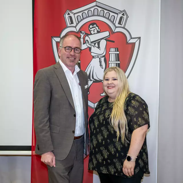v.l. Bürgermeister Alexander Stangassinger und Gemeindevertreterin Sophie Farmer - Gebhart