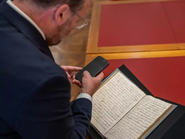 Sepp Schellhorn studiert Anweisungen für die Finanzverwaltung aus dem Jahr 1717. | Foto: Gilian Scharf