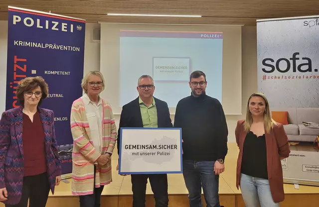 In Kalsdorf setzen Schulleiterinnen (im Bild Gertrud Hohenegger und Andrea Wagner), Schulsozialarbeiter, Polizei und Gemeinde (im Bild Stephan Scheifinger) auf Gewaltprävention.  | Foto: privat
