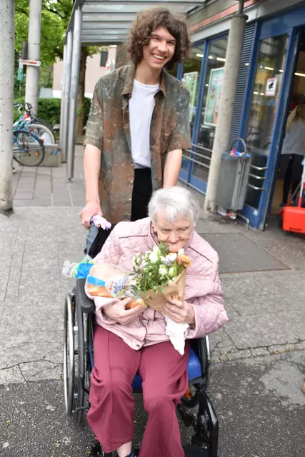 Zur Feier des Tages gab es noch einen Blumenstrauß | Foto: Huber