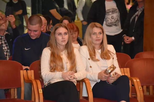 Julia und Martina Kos verfolgten die konstituierende Sitzung mit großer Spannung. | Foto: Waltraud Fischer