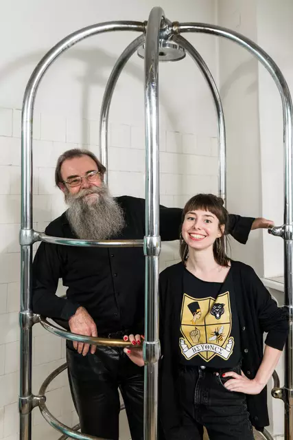Philipp Maurer und seine Stellvertreterin Alina Strmljan in einem Brausekäfig aus den 1920er Jahren.  | Foto: Klaus Pichler