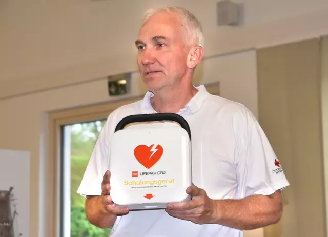 Vortragender Christian Falkinger vom Roten Kreuz Retz erklärte die wichtigsten Schritte im Notfall.
 | Foto: Herbert Schleich